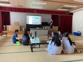 災害について勉強している写真