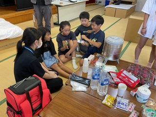 防災リュックを広げている写真