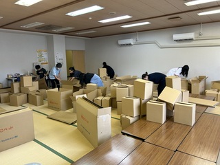 段ボールベッドを組み立てている写真