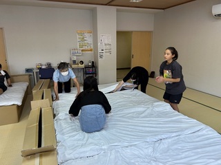 段ボールベッドに布団を敷く写真